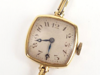 Vente aux enchères Montre de dame en or jaune, boitier carré, chiffres arabes, bracelet o