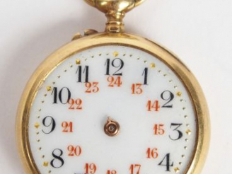 Vente aux enchères Montre de col en or jaune, cadran émail, chiffres arabes (manque aigui