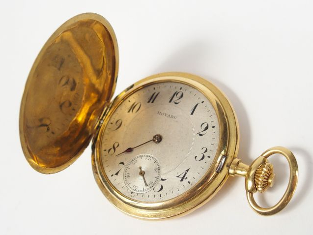 MOVADO. Montre savonnette en or jaune, cadran acier, chiffres romains,