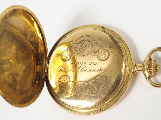 MOVADO. Montre savonnette en or jaune, cadran acier, chiffres romains,