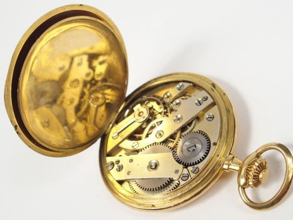 MOVADO. Montre savonnette en or jaune, cadran acier, chiffres romains,