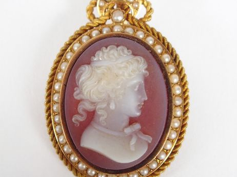 Broche camée sur pierre dure Napoléon III, monture torsadée en or jaun