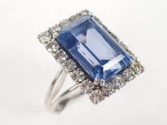 Vente aux enchères Bague en or blanc, ornée d'un saphir synthétique, entourage de 20 diam