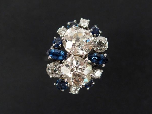 Bague Art Déco monture or blanc ornée de 2 diamants taille coussin de 