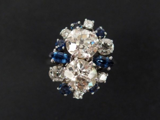 Vente aux enchères Bague Art Déco monture or blanc ornée de 2 diamants taille coussin de 