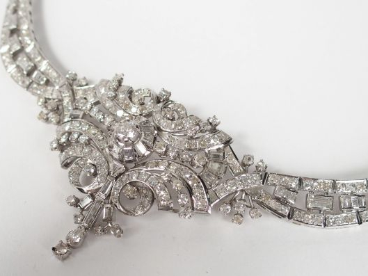 Collier en or blanc pavé de 326 diamants (environ) taille moderne, bag