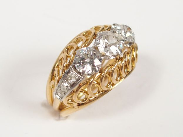 Bague or jaune monture ajourée, ornée de 3 diamants taille ancienne de