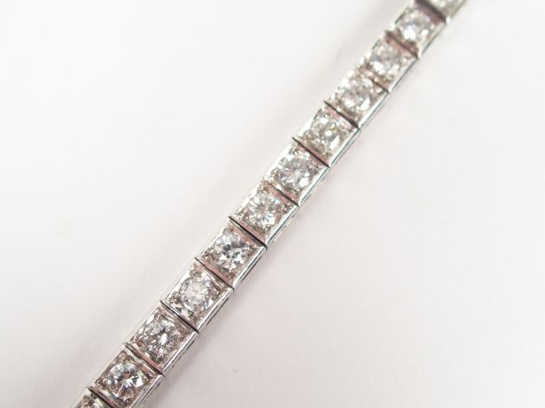 Bracelet en or blanc, serti de 35 diamants taille moderne de 0,12ct en