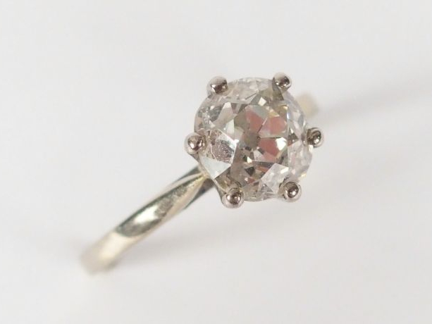 Solitaire monture or blanc orné d'un diamant taille coussin de 2ct env