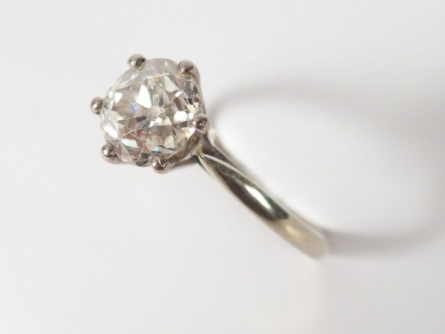 Solitaire monture or blanc orné d'un diamant taille coussin de 2ct env