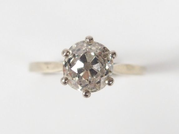 Solitaire monture or blanc orné d'un diamant taille coussin de 2ct env