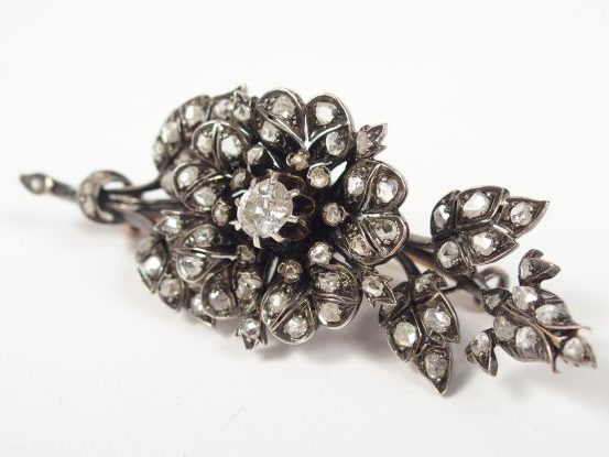 Broche en vermeil, en forme de branchage fleuri, pavé de roses écu ou 