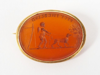 Vente aux enchères Intaille montée en broche, décor d'amour promenant un chien, monture o