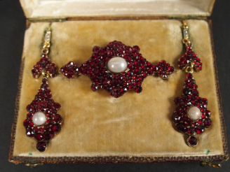 Vente aux enchères Parure Napoléon III Monture or jaune comprenant une broche pavée de gr