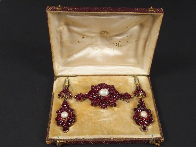 Parure Napoléon III Monture or jaune comprenant une broche pavée de gr