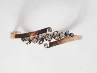 Vente aux enchères Bracelet jonc Napoléon III en or jaune, à section carré, motif central