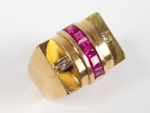 Bague "pont" en or jaune, rehaussée d'une ligne de rubis synthétiques 