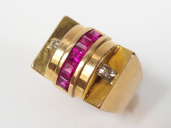 Bague "pont" en or jaune, rehaussée d'une ligne de rubis synthétiques 