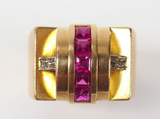 Bague "pont" en or jaune, rehaussée d'une ligne de rubis synthétiques 