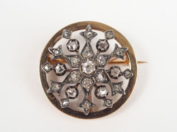 Broche ronde Napoléon III en or jaune, décor d'une étoile pavée de dia