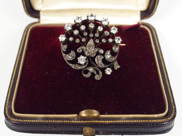 Broche Napoléon III en or jaune, transformable en pendentif, motif de 