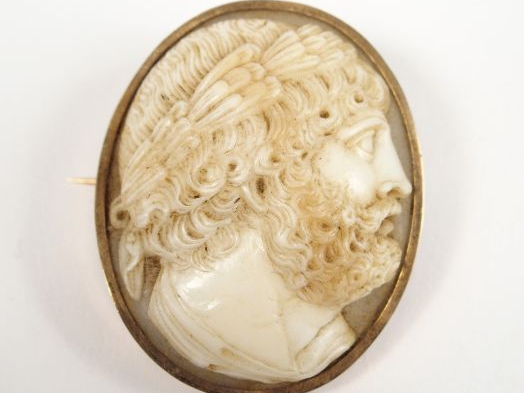 Broche camée coquille Napoléon III pierre dure, monture or jaune, déco