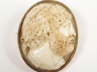 Vente aux enchères Broche camée coquille Napoléon III pierre dure, monture or jaune, déco