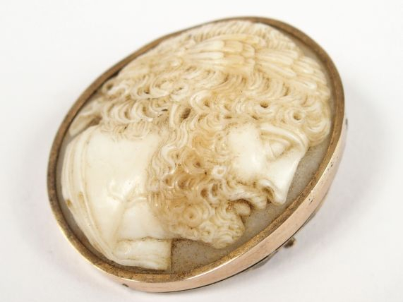 Broche camée coquille Napoléon III pierre dure, monture or jaune, déco