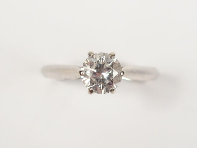 Solitaire monture or blanc, orné d'un diamant taille moderne de 0,65ct