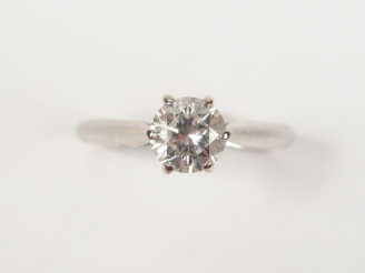 Vente aux enchères Solitaire monture or blanc, orné d'un diamant taille moderne de 0,65ct