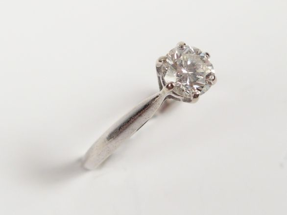 Solitaire monture or blanc, orné d'un diamant taille moderne de 0,65ct