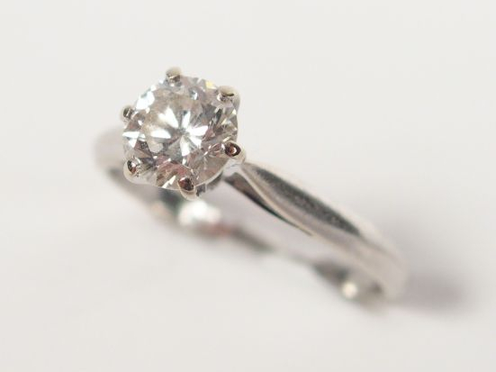 Solitaire monture or blanc, orné d'un diamant taille moderne de 0,65ct