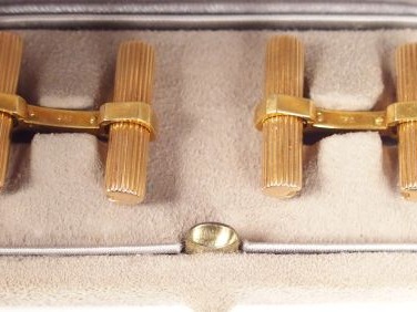 VAN CLEEF   ARPELS. Paire de boutons de manchettes en or jaune. Dans l