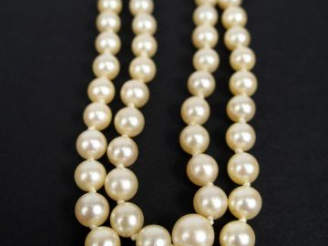 Vente aux enchères Collier de perles de culture disposées en chute sur un double rang, fe