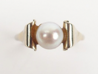 Vente aux enchères Bague monture or blanc de style Art déco ornée d’une perle de culture.