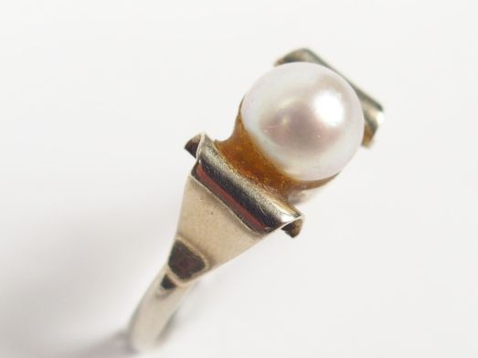 Bague monture or blanc de style Art déco ornée d’une perle de culture.