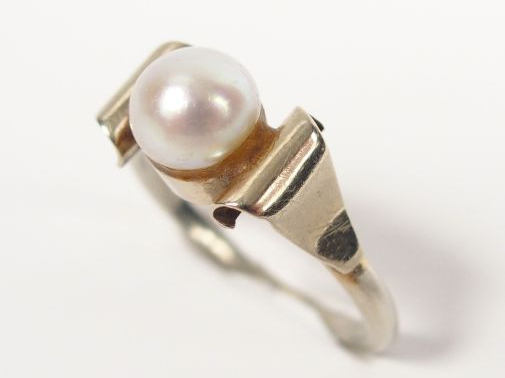 Bague monture or blanc de style Art déco ornée d’une perle de culture.