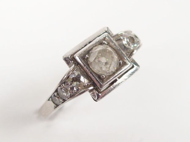 Bague Art Déco monture platine, ornée d’un diamant taille ancienne de 