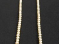 Collier de perles de culture disposées en chute, fermoir or jaune. 44c