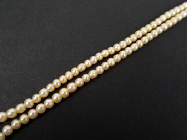 Collier de perles de culture disposées en chute, fermoir or jaune. 44c