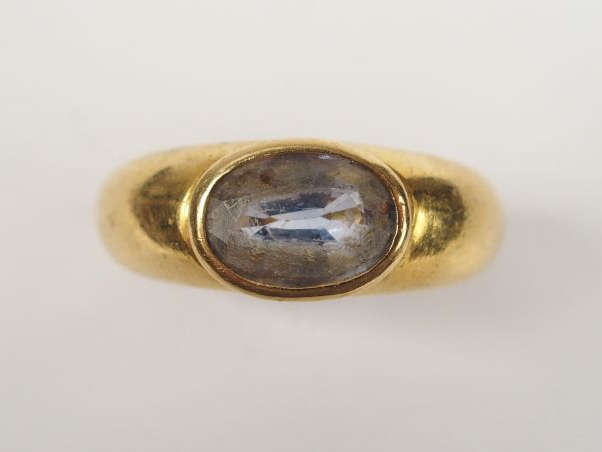 Bague jonc en or jaune sertie en son centre d'un saphir taille ovale (