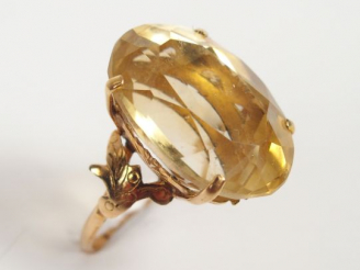 Vente aux enchères Bague en or jaune, monture travaillée décor de feuille d'acanthe, orné