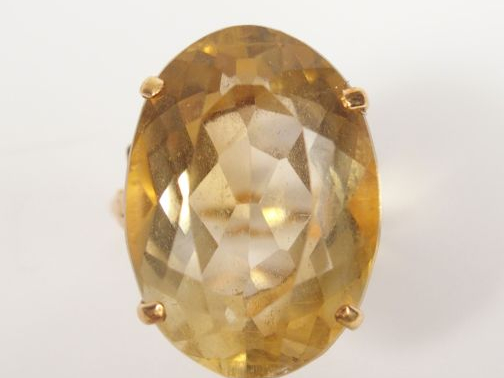 Bague en or jaune, monture travaillée décor de feuille d'acanthe, orné