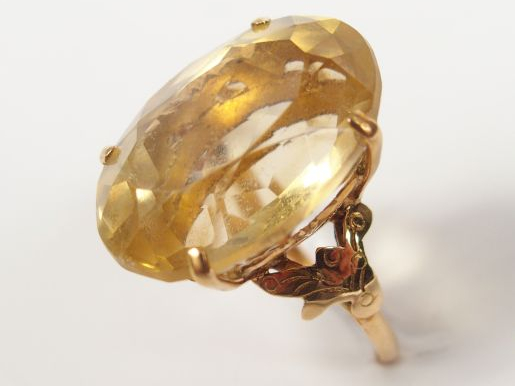 Bague en or jaune, monture travaillée décor de feuille d'acanthe, orné