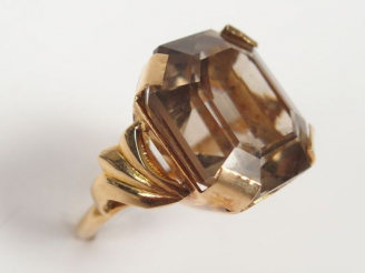 Vente aux enchères Bague en or jaune, monture travaillée, ornée d'un quartz brun taille r