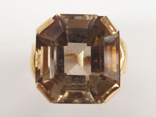 Bague en or jaune, monture travaillée, ornée d'un quartz brun taille r