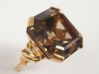 Vente aux enchères Bague en or jaune, monture travaillée, ornée d'un quartz brun taille r