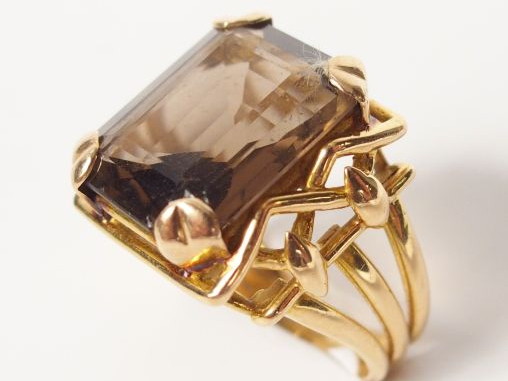 Bague 1950 en or jaune, ornée d'un quartz fumé taille rectangulaire de