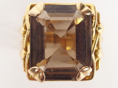 Bague 1950 en or jaune, ornée d'un quartz fumé taille rectangulaire de