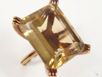 Vente aux enchères Bague 1950 en or jaune, ornée d'une citrine jaune taille rectangulaire